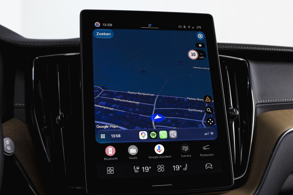 Volvo XC60 2.0 T8 Plug-in hybrid AWD Ultra Dark Org. NL. | Forest Lake | S/K-Panodak | Adapt. Cruise | Stoel-+Stuurverw. | PDC | 360 Camera | NAV + App. Connect | ECC | Elek. Klep | LM 22" |
