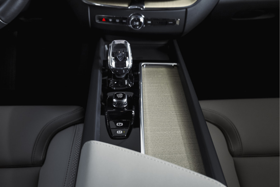 Volvo XC60 2.0 T8 Plug-in hybrid AWD Ultra Dark Org. NL. | Forest Lake | S/K-Panodak | Adapt. Cruise | Stoel-+Stuurverw. | PDC | 360 Camera | NAV + App. Connect | ECC | Elek. Klep | LM 22" |