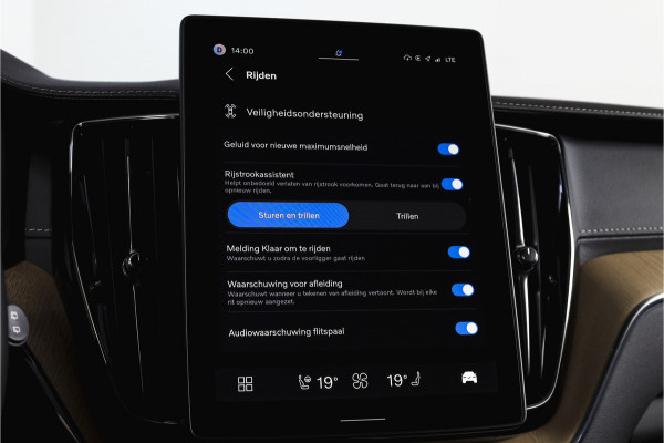 Volvo XC60 2.0 T8 Plug-in hybrid AWD Ultra Dark Org. NL. | Forest Lake | S/K-Panodak | Adapt. Cruise | Stoel-+Stuurverw. | PDC | 360 Camera | NAV + App. Connect | ECC | Elek. Klep | LM 22" |