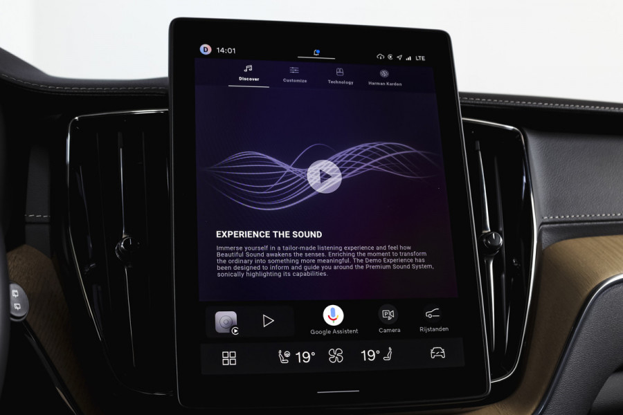 Volvo XC60 2.0 T8 Plug-in hybrid AWD Ultra Dark Org. NL. | Forest Lake | S/K-Panodak | Adapt. Cruise | Stoel-+Stuurverw. | PDC | 360 Camera | NAV + App. Connect | ECC | Elek. Klep | LM 22" |