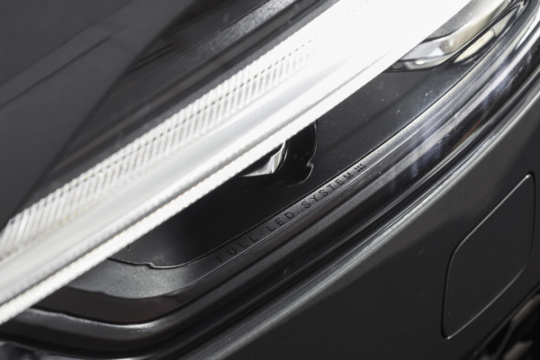 Volvo XC60 2.0 T8 Plug-in hybrid AWD Ultra Dark Org. NL. | Forest Lake | S/K-Panodak | Adapt. Cruise | Stoel-+Stuurverw. | PDC | 360 Camera | NAV + App. Connect | ECC | Elek. Klep | LM 22" |