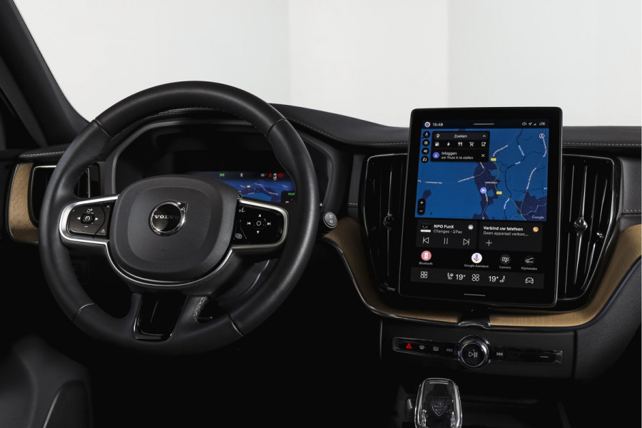 Volvo XC60 2.0 T8 Plug-in hybrid AWD Ultra Dark Org. NL. | Forest Lake | S/K-Panodak | Adapt. Cruise | Stoel-+Stuurverw. | PDC | 360 Camera | NAV + App. Connect | ECC | Elek. Klep | LM 22" |
