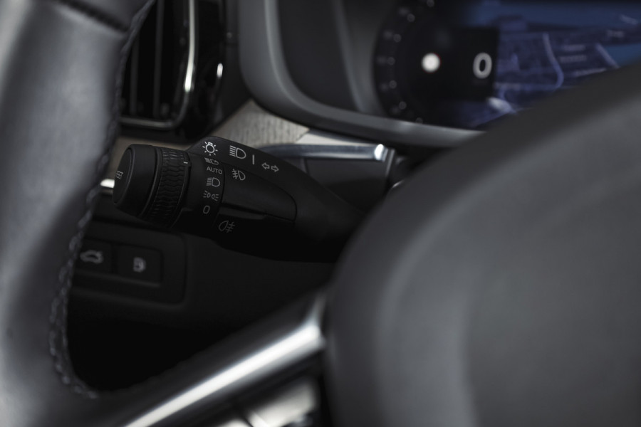Volvo XC60 2.0 T8 Plug-in hybrid AWD Ultra Dark Org. NL. | Forest Lake | S/K-Panodak | Adapt. Cruise | Stoel-+Stuurverw. | PDC | 360 Camera | NAV + App. Connect | ECC | Elek. Klep | LM 22" |