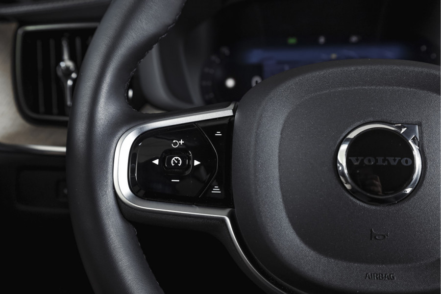 Volvo XC60 2.0 T8 Plug-in hybrid AWD Ultra Dark Org. NL. | Forest Lake | S/K-Panodak | Adapt. Cruise | Stoel-+Stuurverw. | PDC | 360 Camera | NAV + App. Connect | ECC | Elek. Klep | LM 22" |
