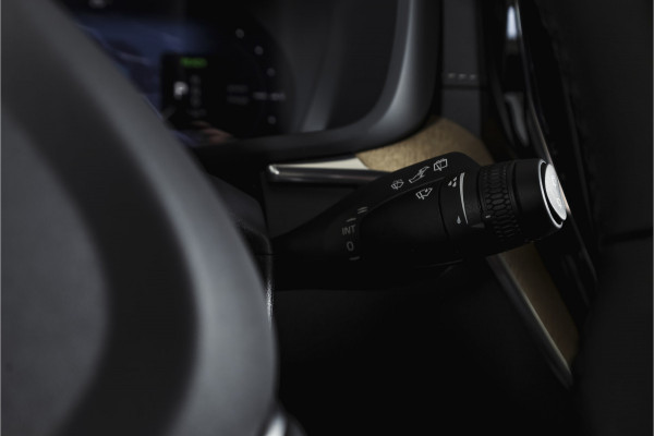 Volvo XC60 2.0 T8 Plug-in hybrid AWD Ultra Dark Org. NL. | Forest Lake | S/K-Panodak | Adapt. Cruise | Stoel-+Stuurverw. | PDC | 360 Camera | NAV + App. Connect | ECC | Elek. Klep | LM 22" |