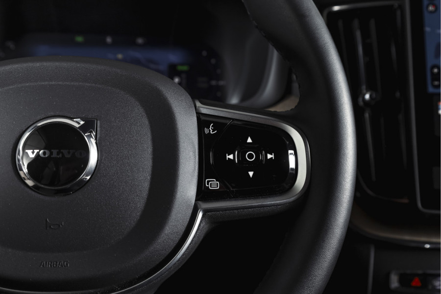 Volvo XC60 2.0 T8 Plug-in hybrid AWD Ultra Dark Org. NL. | Forest Lake | S/K-Panodak | Adapt. Cruise | Stoel-+Stuurverw. | PDC | 360 Camera | NAV + App. Connect | ECC | Elek. Klep | LM 22" |