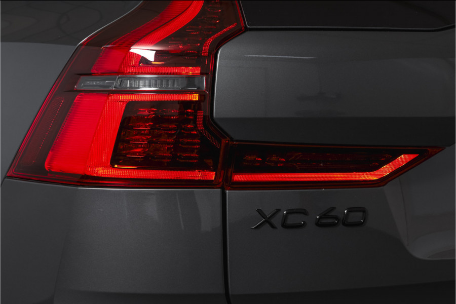 Volvo XC60 2.0 T8 Plug-in hybrid AWD Ultra Dark Org. NL. | Forest Lake | S/K-Panodak | Adapt. Cruise | Stoel-+Stuurverw. | PDC | 360 Camera | NAV + App. Connect | ECC | Elek. Klep | LM 22" |
