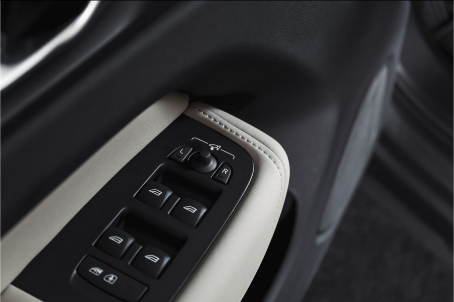 Volvo XC60 2.0 T8 Plug-in hybrid AWD Ultra Dark Org. NL. | Forest Lake | S/K-Panodak | Adapt. Cruise | Stoel-+Stuurverw. | PDC | 360 Camera | NAV + App. Connect | ECC | Elek. Klep | LM 22" |