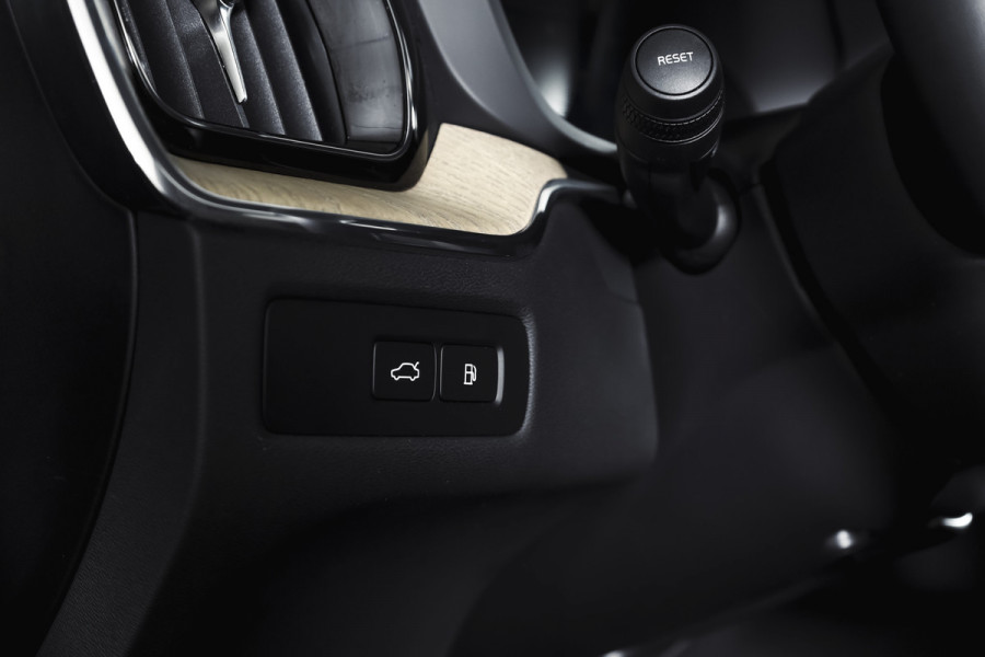 Volvo XC60 2.0 T8 Plug-in hybrid AWD Ultra Dark Org. NL. | Forest Lake | S/K-Panodak | Adapt. Cruise | Stoel-+Stuurverw. | PDC | 360 Camera | NAV + App. Connect | ECC | Elek. Klep | LM 22" |