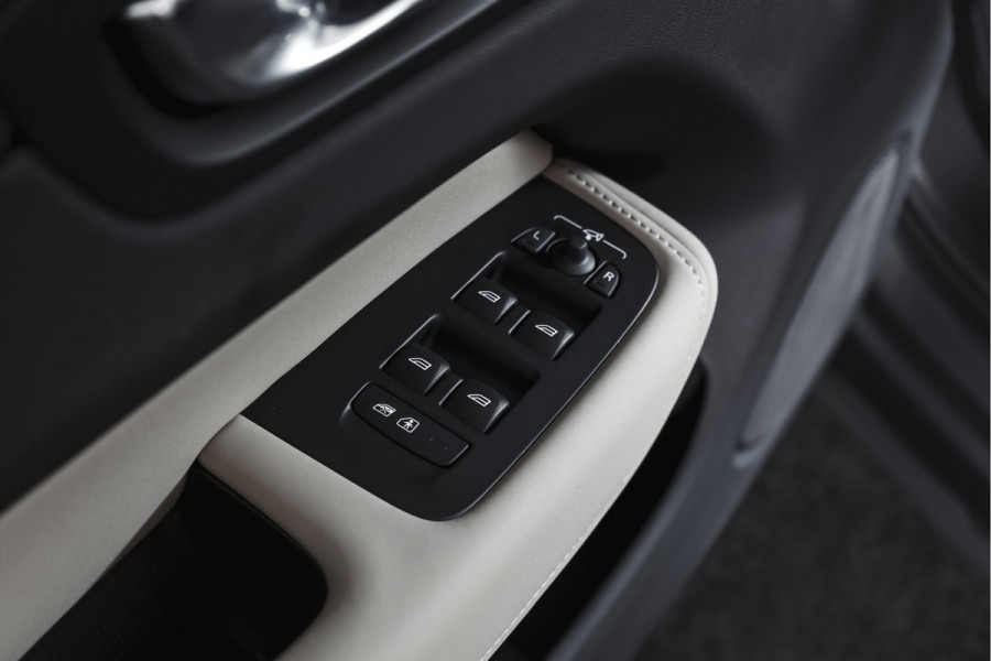 Volvo XC60 2.0 T8 Plug-in hybrid AWD Ultra Dark Org. NL. | Forest Lake | S/K-Panodak | Adapt. Cruise | Stoel-+Stuurverw. | PDC | 360 Camera | NAV + App. Connect | ECC | Elek. Klep | LM 22" |