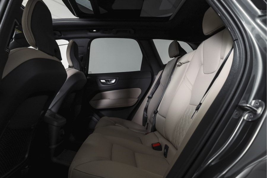 Volvo XC60 2.0 T8 Plug-in hybrid AWD Ultra Dark Org. NL. | Forest Lake | S/K-Panodak | Adapt. Cruise | Stoel-+Stuurverw. | PDC | 360 Camera | NAV + App. Connect | ECC | Elek. Klep | LM 22" |