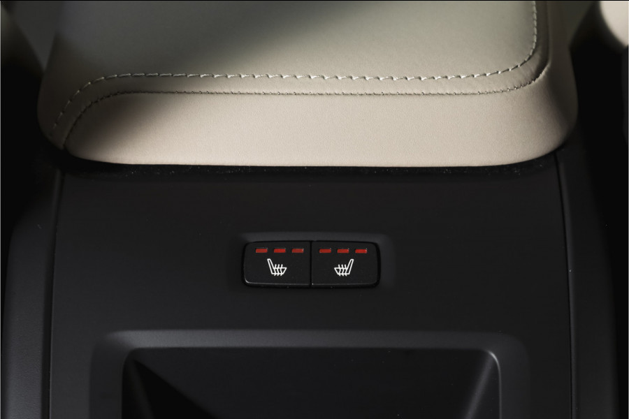 Volvo XC60 2.0 T8 Plug-in hybrid AWD Ultra Dark Org. NL. | Forest Lake | S/K-Panodak | Adapt. Cruise | Stoel-+Stuurverw. | PDC | 360 Camera | NAV + App. Connect | ECC | Elek. Klep | LM 22" |