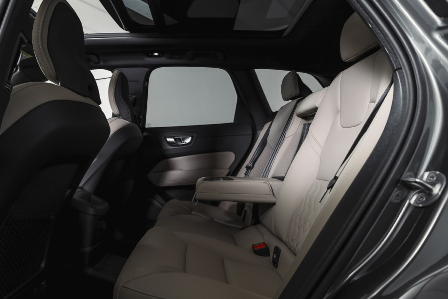 Volvo XC60 2.0 T8 Plug-in hybrid AWD Ultra Dark Org. NL. | Forest Lake | S/K-Panodak | Adapt. Cruise | Stoel-+Stuurverw. | PDC | 360 Camera | NAV + App. Connect | ECC | Elek. Klep | LM 22" |