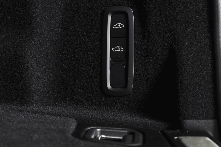 Volvo XC60 2.0 T8 Plug-in hybrid AWD Ultra Dark Org. NL. | Forest Lake | S/K-Panodak | Adapt. Cruise | Stoel-+Stuurverw. | PDC | 360 Camera | NAV + App. Connect | ECC | Elek. Klep | LM 22" |