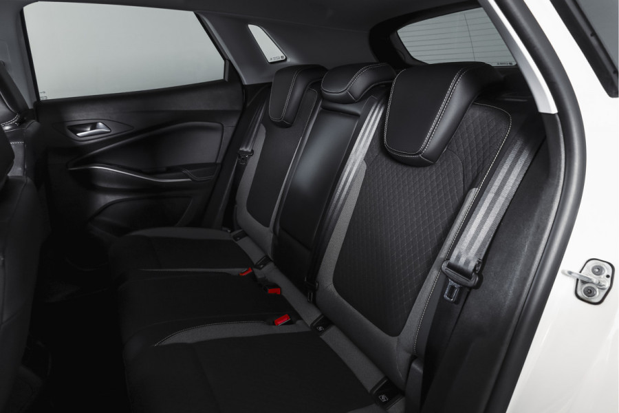 Opel Grandland 1.2 Turbo 130 PK GS Line - Automaat | Cruise | Winterpakket | PDC | Camera | NAV + App. Connect | ECC | DAB | LM 18" |