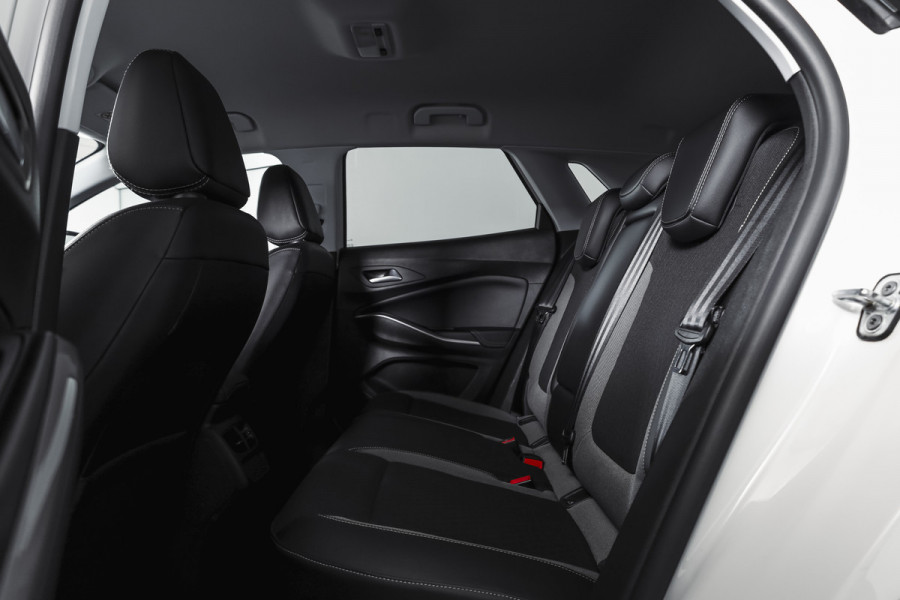Opel Grandland 1.2 Turbo 130 PK GS Line - Automaat | Cruise | Winterpakket | PDC | Camera | NAV + App. Connect | ECC | DAB | LM 18" |