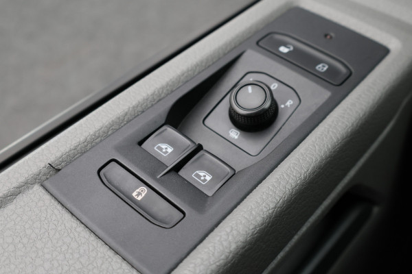 Volkswagen Transporter 2.0 TDI L2H1 28 150PK Trekhaak, Apple Carplay, DAB, Cruise, PDC