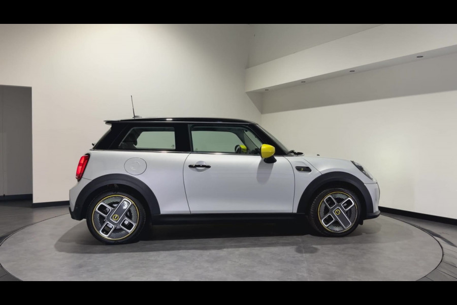 MINI Electric MINI Yours 33 kWh | Panoramadak | Voorstoelen verwarmd | Apple CarPlay - Android Auto
