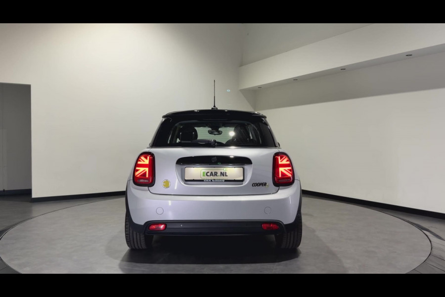 MINI Electric MINI Yours 33 kWh | Panoramadak | Voorstoelen verwarmd | Apple CarPlay - Android Auto
