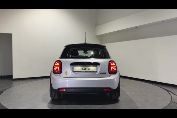 MINI Electric MINI Yours 33 kWh | Panoramadak | Voorstoelen verwarmd | Apple CarPlay - Android Auto
