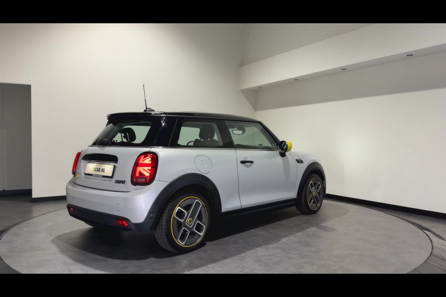 MINI Electric MINI Yours 33 kWh | Panoramadak | Voorstoelen verwarmd | Apple CarPlay - Android Auto