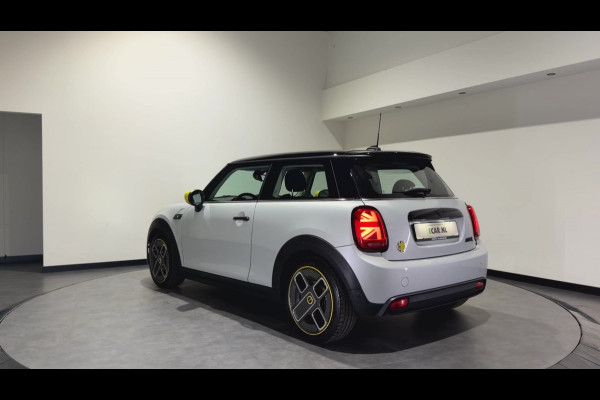 MINI Electric MINI Yours 33 kWh | Panoramadak | Voorstoelen verwarmd | Apple CarPlay - Android Auto
