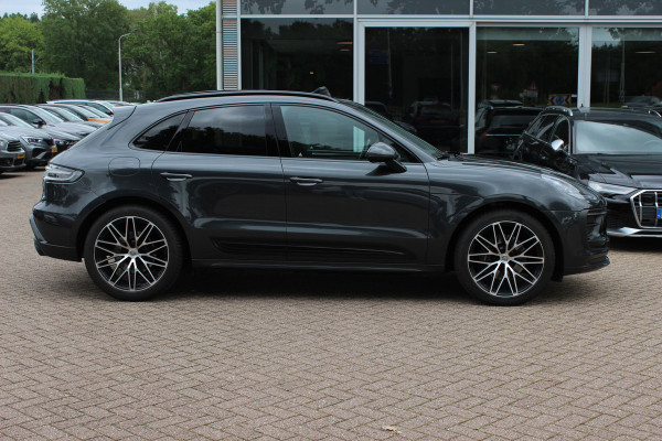 Porsche Macan 2.0 T / Trekhaak / Panoramadak / Camera / Luchtvering / Keyless / 21'' / Adaptieve Stoelen / Sportchrono / CarPlay / Stoel+Stuurverwarming / Dodehoek / DAB / ACC