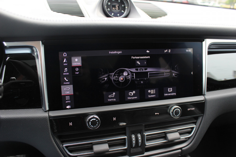 Porsche Macan 2.0 T / Trekhaak / Panoramadak / Camera / Luchtvering / Keyless / 21'' / Adaptieve Stoelen / Sportchrono / CarPlay / Stoel+Stuurverwarming / Dodehoek / DAB / ACC