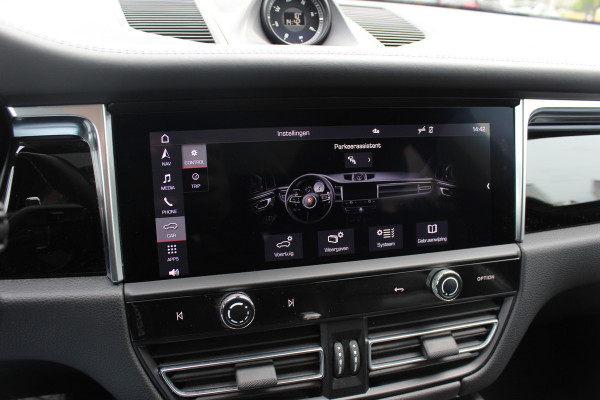 Porsche Macan 2.0 T / Trekhaak / Panoramadak / Camera / Luchtvering / Keyless / 21'' / Adaptieve Stoelen / Sportchrono / CarPlay / Stoel+Stuurverwarming / Dodehoek / DAB / ACC