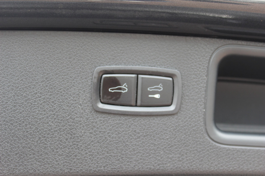 Porsche Macan 2.0 T / Trekhaak / Panoramadak / Camera / Luchtvering / Keyless / 21'' / Adaptieve Stoelen / Sportchrono / CarPlay / Stoel+Stuurverwarming / Dodehoek / DAB / ACC