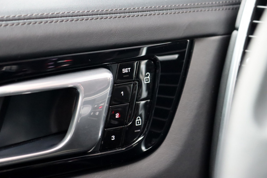 Porsche Cayenne Coupé 3.0 Aut8 | Luchtvering | Panoramadak | BOSE | Trekhaak | Leder | Memory | Stoelverwarming V+A | PDLS | Sport-Chrono-pakket | Soft-Close | Verwarmd Stuurwiel |