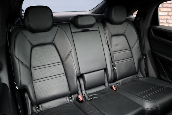 Porsche Cayenne Coupé 3.0 Aut8 | Luchtvering | Panoramadak | BOSE | Trekhaak | Leder | Memory | Stoelverwarming V+A | PDLS | Sport-Chrono-pakket | Soft-Close | Verwarmd Stuurwiel |