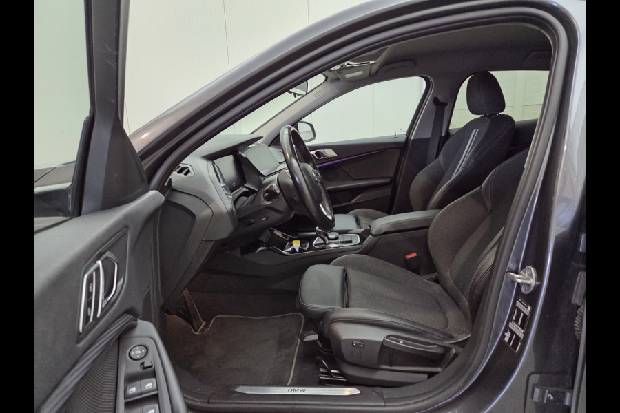 BMW 1-serie 118i Executive Edition Sportline | Cruise Contol | Ambiance Verlichting | Navigatie | Keyless | Parkeersensoren | Climate Control | LED | BTW