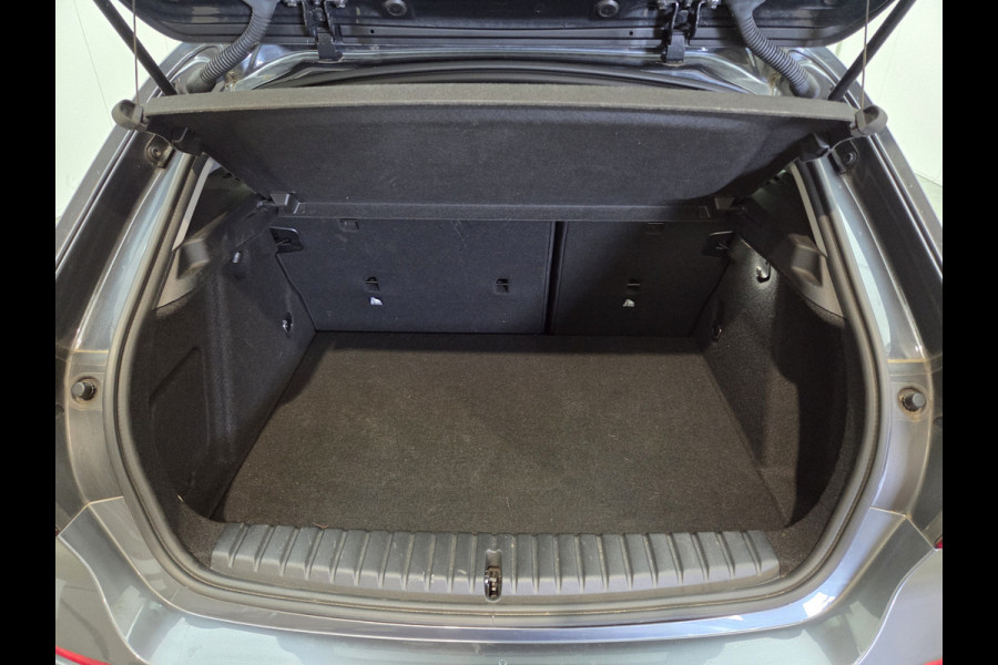 BMW 1-serie 118i Executive Edition Sportline | Cruise Contol | Ambiance Verlichting | Navigatie | Keyless | Parkeersensoren | Climate Control | LED | BTW