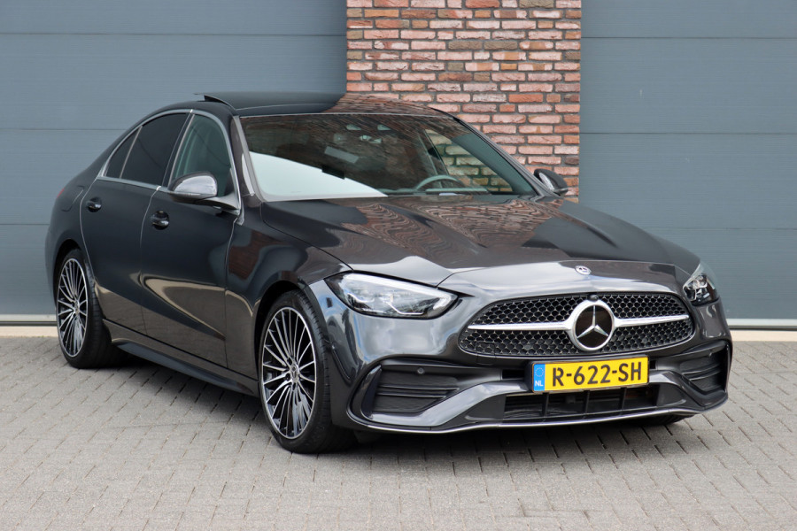 Mercedes-Benz C-Klasse 200 AMG Line | Panoramadak | Distronic+ | Camera | Sfeerverlichting Premium | Zitcomfortpakket | Stoelverwarminig | Geluidsisolerend Glas |
