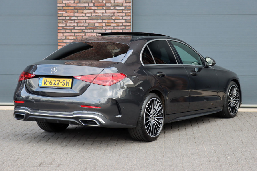 Mercedes-Benz C-Klasse 200 AMG Line | Panoramadak | Distronic+ | Camera | Sfeerverlichting Premium | Zitcomfortpakket | Stoelverwarminig | Geluidsisolerend Glas |