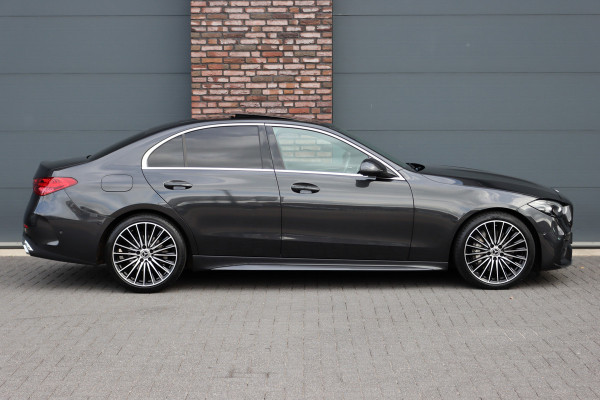 Mercedes-Benz C-Klasse 200 AMG Line | Panoramadak | Distronic+ | Camera | Sfeerverlichting Premium | Zitcomfortpakket | Stoelverwarminig | Geluidsisolerend Glas |