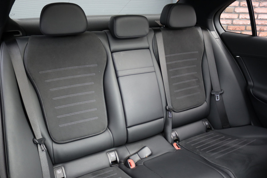 Mercedes-Benz C-Klasse 200 AMG Line | Panoramadak | Distronic+ | Camera | Sfeerverlichting Premium | Zitcomfortpakket | Stoelverwarminig | Geluidsisolerend Glas |