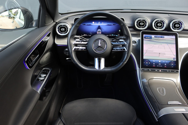 Mercedes-Benz C-Klasse 200 AMG Line | Panoramadak | Distronic+ | Camera | Sfeerverlichting Premium | Zitcomfortpakket | Stoelverwarminig | Geluidsisolerend Glas |