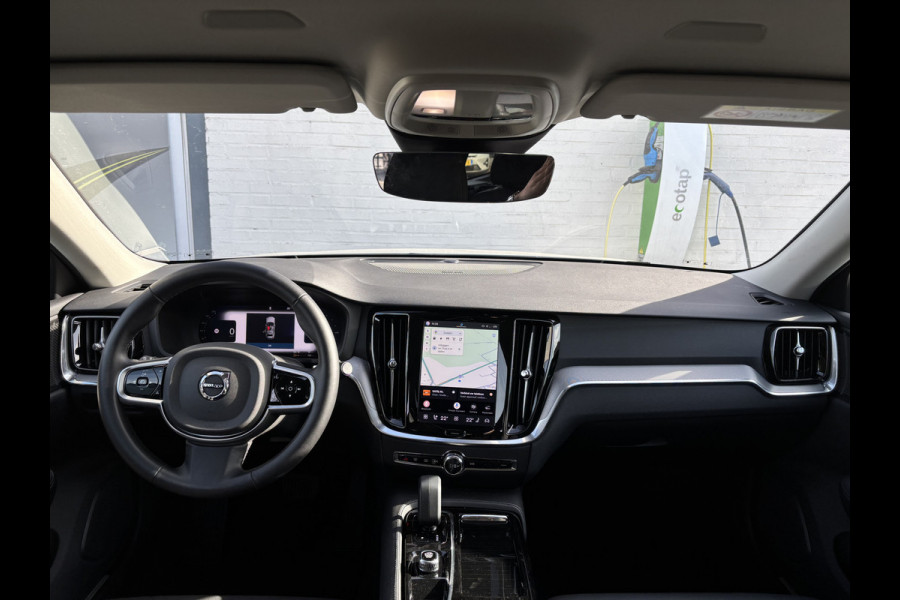 Volvo V60 2.0 T8 Plug-in hybrid AWD Plus Dark | Zwenkbare trekhaak | Memory | Adaptieve cruise | Blis | Harman Kardon |
