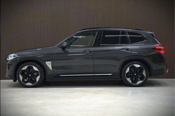 BMW iX3 High Executive 80 kWh | Panoramadak | Harman Kardon | Head-Up Display | Adaptive Cruise Control | Stoelverwarming | Dodehoekdetectie | Keyless | Trekhaak | 360 Camera | Ambiance Verlichting |