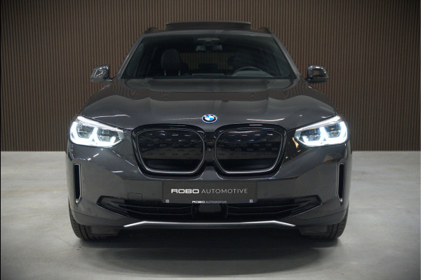 BMW iX3 High Executive 80 kWh | Panoramadak | Harman Kardon | Head-Up Display | Adaptive Cruise Control | Stoelverwarming | Dodehoekdetectie | Keyless | Trekhaak | 360 Camera | Ambiance Verlichting |