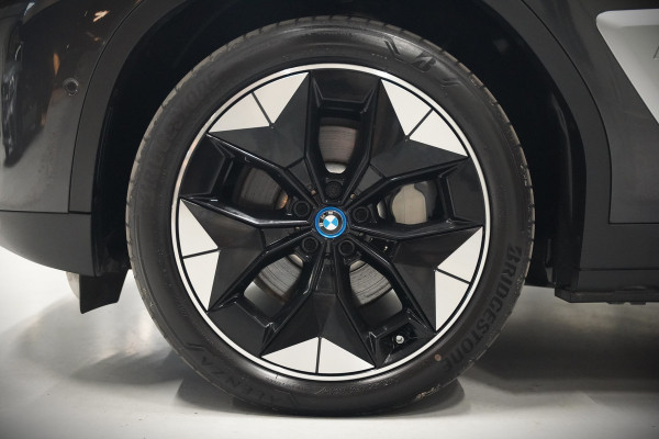 BMW iX3 High Executive 80 kWh | Panoramadak | Harman Kardon | Head-Up Display | Adaptive Cruise Control | Stoelverwarming | Dodehoekdetectie | Keyless | Trekhaak | 360 Camera | Ambiance Verlichting |