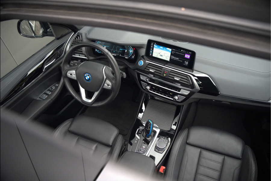 BMW iX3 High Executive 80 kWh | Panoramadak | Harman Kardon | Head-Up Display | Adaptive Cruise Control | Stoelverwarming | Dodehoekdetectie | Keyless | Trekhaak | 360 Camera | Ambiance Verlichting |