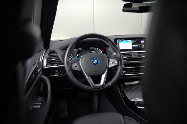 BMW iX3 High Executive 80 kWh | Panoramadak | Harman Kardon | Head-Up Display | Adaptive Cruise Control | Stoelverwarming | Dodehoekdetectie | Keyless | Trekhaak | 360 Camera | Ambiance Verlichting |