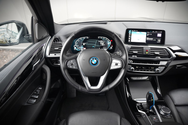 BMW iX3 High Executive 80 kWh | Panoramadak | Harman Kardon | Head-Up Display | Adaptive Cruise Control | Stoelverwarming | Dodehoekdetectie | Keyless | Trekhaak | 360 Camera | Ambiance Verlichting |