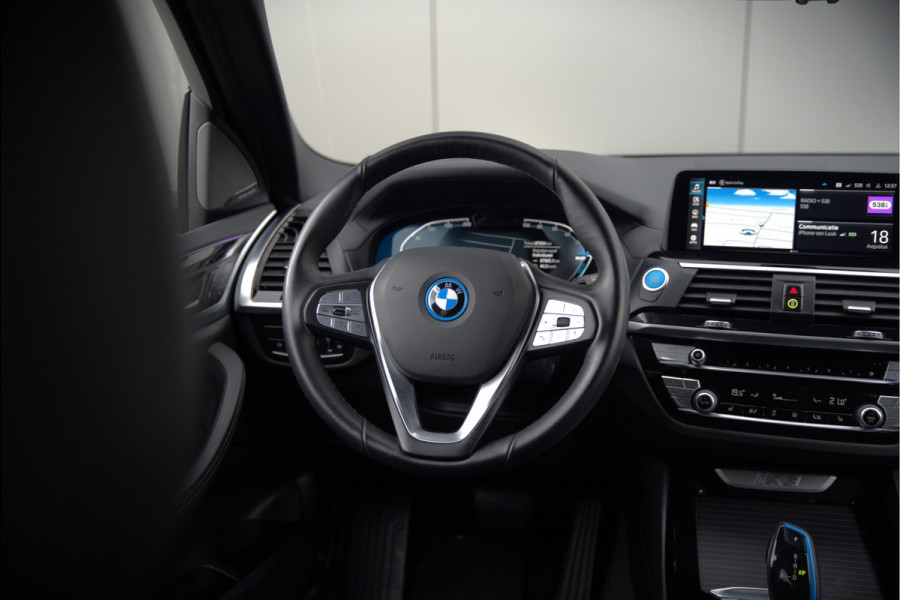 BMW iX3 High Executive 80 kWh | Panoramadak | Harman Kardon | Head-Up Display | Adaptive Cruise Control | Stoelverwarming | Dodehoekdetectie | Keyless | Trekhaak | 360 Camera | Ambiance Verlichting |
