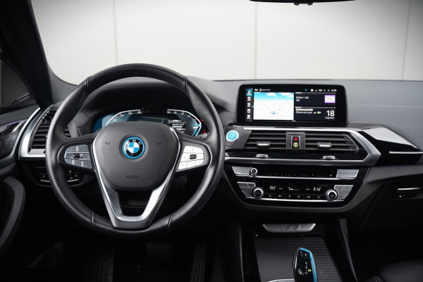 BMW iX3 High Executive 80 kWh | Panoramadak | Harman Kardon | Head-Up Display | Adaptive Cruise Control | Stoelverwarming | Dodehoekdetectie | Keyless | Trekhaak | 360 Camera | Ambiance Verlichting |