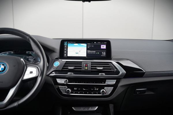 BMW iX3 High Executive 80 kWh | Panoramadak | Harman Kardon | Head-Up Display | Adaptive Cruise Control | Stoelverwarming | Dodehoekdetectie | Keyless | Trekhaak | 360 Camera | Ambiance Verlichting |