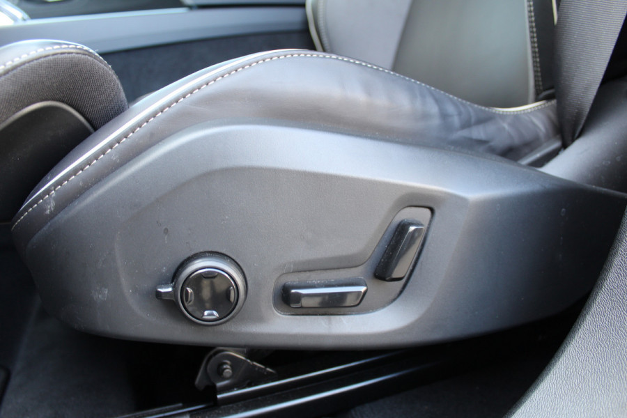 Volvo XC60 2.0 T6 Plug-in hybrid AWD Ultimate Black Edition | Panoramadak | Head-up | H/K | Memory